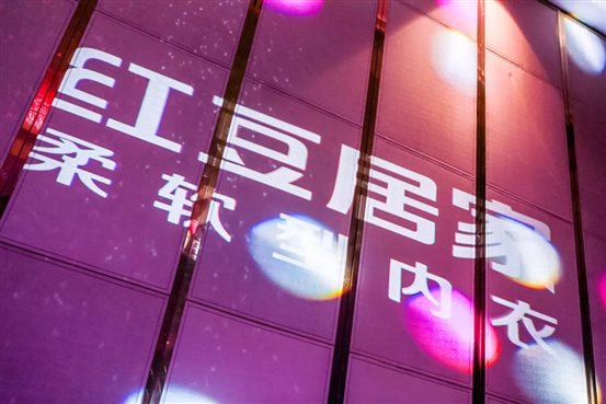 图片包含 物体, 建筑, 钟表, 伞&#xA;&#xA;描述已自动生成